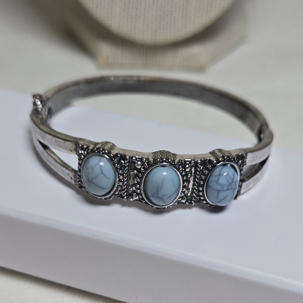 Elegant Silver Bracelet with Blue Turquoise Accents